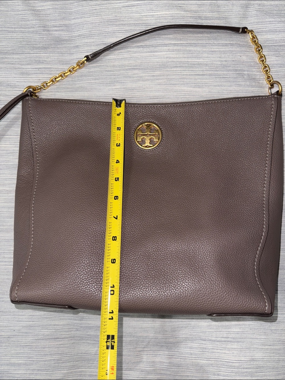 Tory Burch Taupe Carson Pebbled Leather Shoulder Slouchy Hobo Bag - Picture 14 of 17